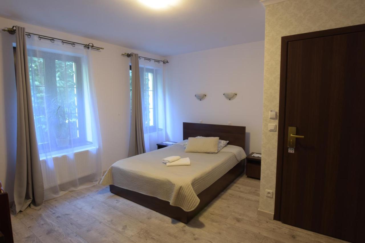Hotell Dworek Zloty Rog I Restauracja 3*