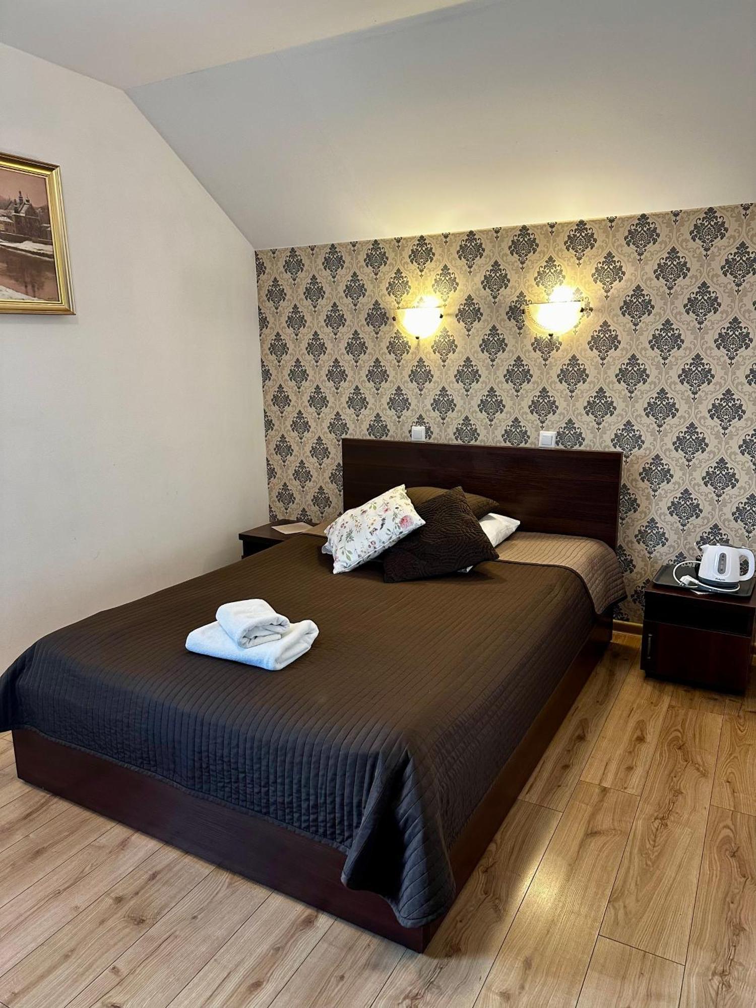 Hotell Dworek Zloty Rog I Restauracja 3*